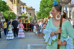 La Santa Cruz ha procesionado por las calles de Palos. 