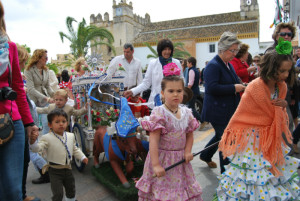 Los niños de Hinojos celebran la romería infantil con jornadas de convivencia y desfiles por las calles del pueblo.