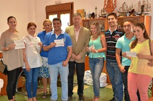 Momento de la entrega de 5 cheques vivienda y 3 positos. 