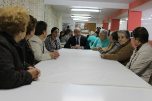 El alcalde de Huelva, Pedro Rodríguez, reunido con las mujeres de la asociación 'El Greco'.