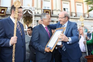 Pedro Rodríguez hace entrega de la medalla