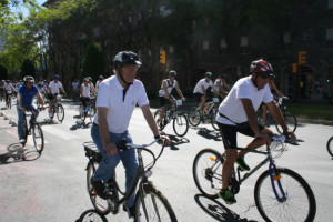 El alcalde de Huelva, Pedro Rodríguez, pasea en bicicleta por las calles de la ciudad.