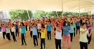 Niños participando en el flashmob solidario.