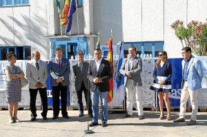 El presidente de la Diputación, en la entrega de las bolsas. 