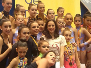 Gimnastas del Rítmico Colombino, junto a Carolina Rodríguez.