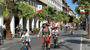 Las bicicletas han tomado este jueves la Gran Vía de Huelva. 