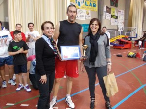 Agradecimiento del centro a los organizadores del partido de baloncesto de convivencia. 