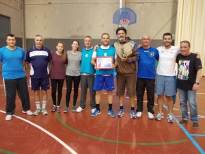 El colegio celebró un partido de baloncesto de convivencia. 