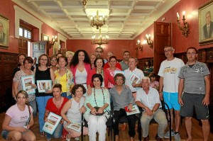 Foto de familia de los integrantes del programa 'Por un millón de pasos' con la consejera de Igualdad, Salud y Políticas Sociales, María José Sánchez Rubio en Cartaya.