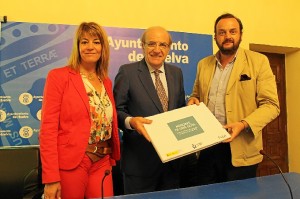 Firma del Acta de Adhesión entre el alcalde de Huelva, Pedro Rodríguez y el Director Ejecutivo de FEBE, Bosco Torremocha