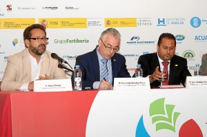 De izquierda a derecha: Rafael Barba, presidente de los hoteleros onubenses; Fernando Sánchez, secretario de los regantes de Palos; y José Antonio Garrido, presidente de la Comunidad de Regantes de Palos. / Foto: Moisés Núñez. 