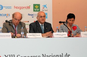 De izquierda a derecha: Pedro Rodríguez, alcalde de Huelva; Andrés del Campo, presidente de Fenacor; y Esperanza Cortés, diputada de Agricultura de Huelva. / Foto: Moisés Núñez. 