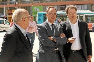 Representantes en la entrega del vehículo. / Foto: Moisés Núñez. 