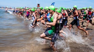 La salida del II Triatlón Isla Canela fue espectacular. / Foto: Javier Losa.