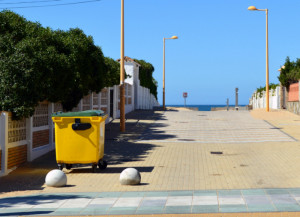 ontenedores en los accesos a la playa de Punta Umbría.