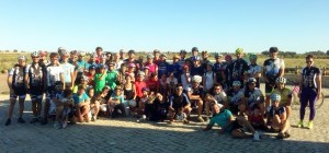 Los participantes en esta iniciativa ciclista en Isla Cristina.