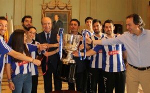 Un momento de la recepción al equipo onubense en el Ayuntamiento de la capital.