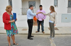 Una joven de Palos recibe las llaves de su nueva vivienda. 