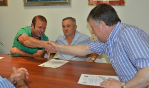 Momento de la firma de los convenios en el Ayuntamiento de Palos de la Frontera.