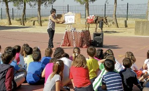 Los escolares de Escacena han recibido la visita de Platero. 