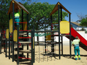 Los parques infantiles de la ciudad lucen limpios. 