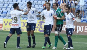 Los jugadores del Recre celebran el gol de Menosse, que deja al Decano con opciones. / Foto: Josele Ruiz.