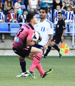 Dimas intenta llegar a una pelota pero el meta Becerra se anticipa. / Foto: Josele Ruiz.