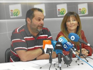 Rafael Sanchez y Carmen Centeno, en la sede de IU. 