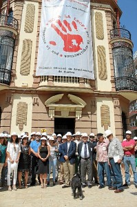 La sede del Colegio cuenta con una gran pancarta en su fachada. / Foto: Moisés Núñez. 