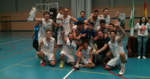 El CB Punta, en plena celebración en la cancha tras ganar el Provincial.