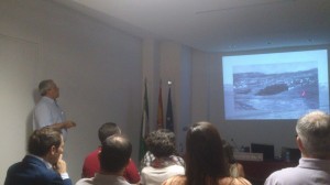 El profesor Emilio Romero, durante su conferencia en el COAH. 