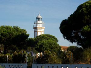 El faro de Mazagón cuenta con elementos del desaparecido faro de Cádiz. 