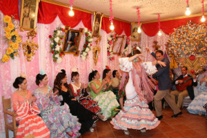 Un grupo de mujeres cantando y bailando en una de las cruces.