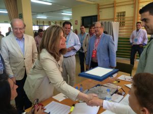 Fátima Báñez, ejerciendo el voto. 