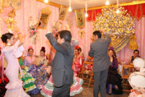 Hombres en las 'colás' sancando a bailar a las mujeres que están sentadas e las cruces. / Foto: Ramón