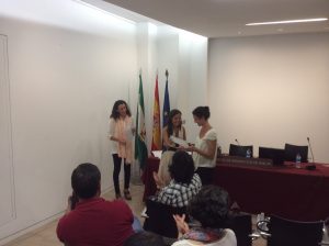 La decana del COAH, Noemí Sanchís, hizo entrega de los premios. 