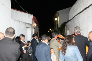 Hombres entonando fandango alosneros en las calles del pueblo la noche de cruces./ Foto: Ramón