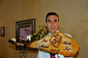 Juan Antonio con una pieza de jamón tallado.