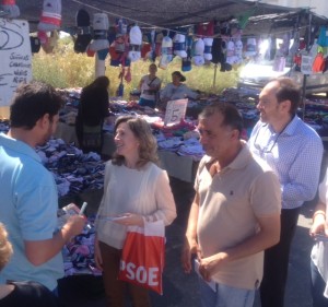 Reparto electoral en el mercadillo. 