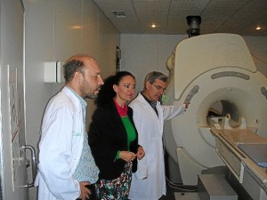 La delegada territorial de Igualdad, Salud y Políticas Sociales, Lourdes Martín, Durante su visita a las nuevas dependencias.