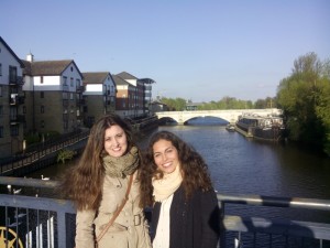 La onubense con una amiga española que trabaja como au pair en Peterborough, a unas cinco horas de Oxford.