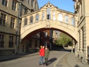 La joven en  'The Bridge of sighs of Oxford' en compañía de su pareja.