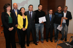 Foto de familia de los premiados junto a representante de la UHU y Renta 4./Foto: Moisés Núñez.