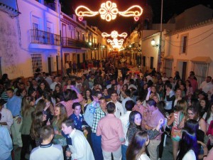 Ambiente nocturno de la verbena de la Cruz de Arriba en 2013. 