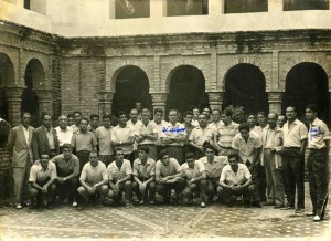 Los equipos del Real Club Recreativo y el Real Madrid en el Monasterio de La Rábida en 1957. / Colección particular de la familia López Olmo. 