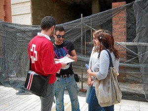 Voluntarios de Cruz Roja, informando de la campaña. 