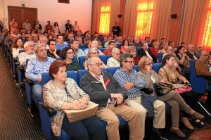 Un numeroso público acudió al acto. 