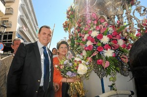 140604. El director de la Urbana de Plus Ultra. Emilio Ponce, y la secretaria de Presidencia, Cistina Rengel, hicieron la ofrenda floral a la Hermandad de Emigrantes (2)