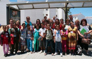 Foto de familia de la llegada de los niños.