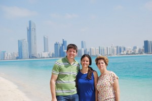 En Abu Dhabi con su hermana y su madre. 